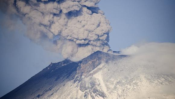 Ceniza y humo salen del volcán Popocatépetl visto desde la comunidad de Santiago Xalitzintla, estado de Puebla, México, el 24 de mayo de 2023. (Foto de CLAUDIO CRUZ / AFP)