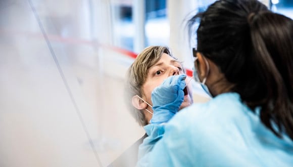 La cifra de nuevos contagios en 24 horas subió este martes a 13.558, la más alta en toda la pandemia para Dinamarca. (Foto: Ólafur Steinar Gestsson / Ritzau Scanpix / AFP)