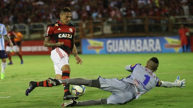 Paolo Guerrero y Miguel Trauco en goleada de Flamengo.