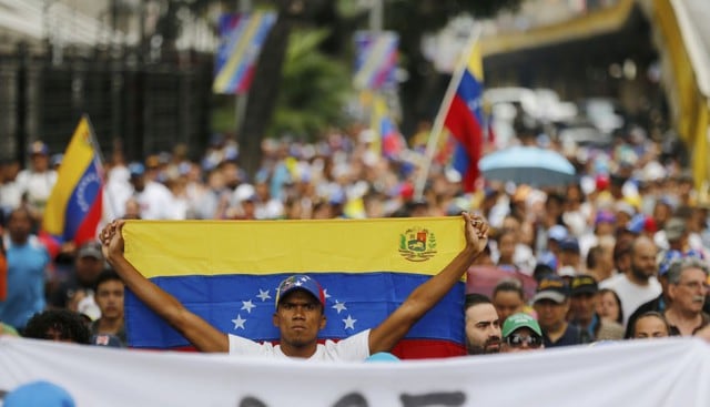 Cientos de miles de venezolanos toman las calles para desconocer el gobierno de Nicolás Maduro. Foto:AP