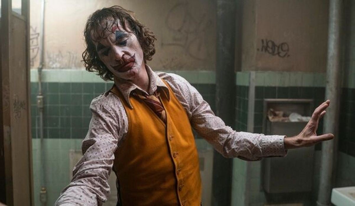 Joaquin Phoenix sorprende a espectadores que fueron a ver “Joker” al aparecer en las salas de cine al final de la película. (Foto: Warner Bros.)