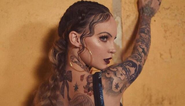 Belinda muestra una inusual y desenfadado look en el videoclip de “Amor a primera vista”. (Foto: @belindapop)