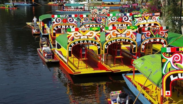 Los paseos en las coloridas barcas en el jardín de Xochimilco. (Foto: Pixabay)