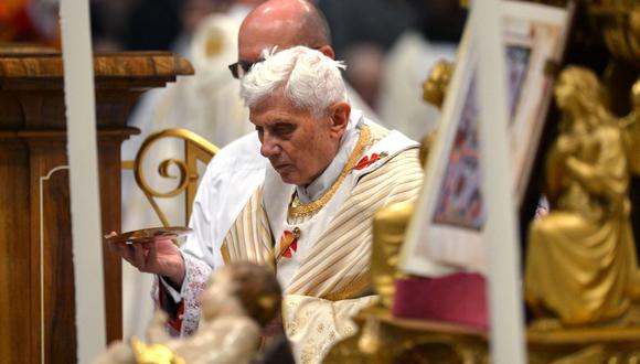 El Papa Benedicto XVI celebra la Misa de Nochebuena en la Basílica de San Pedro para conmemorar la natividad de Jesucristo, en la Ciudad del Vaticano el 24 de diciembre de 2012. (Foto de VINCENZO PINTO / AFP)