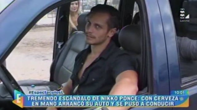 El actor Nikko Ponce, exintegrante de realities, fue captado a punto de manejar su vehículo con una botella de cerveza en mano.