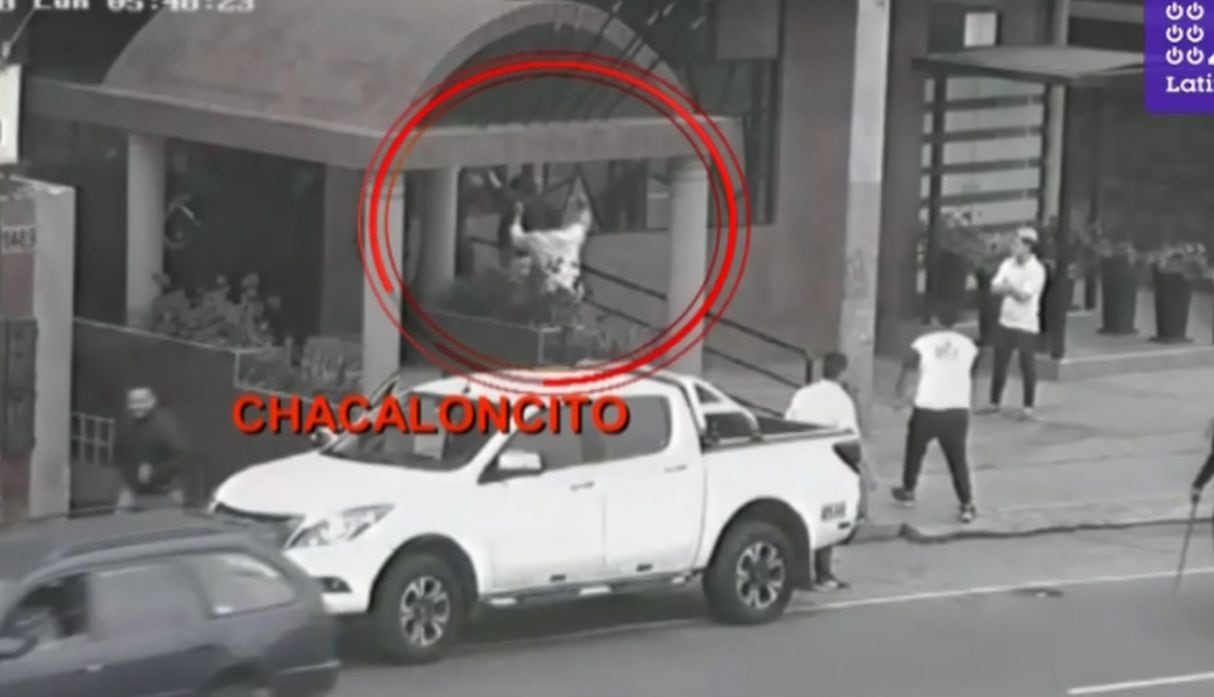 Se difundió un nuevo video de la agresión que sufrió 'Chacaloncito', de parte de varias personas, en una discoteca de Pueblo Libre. (Capturas: 'Tengo algo que decirte')