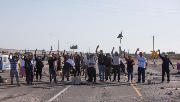 Cientos de manifestantes bloquean la carretera que une los países de Perú y Chile, en una imagen de archivo del 12 de enero. Las tomas de carreteras continúan en Perú. (Foto: Rafael Arancibia / EFE)