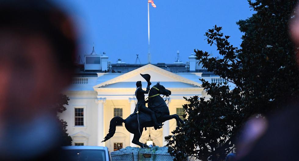 Imagen referencial. Policía evita que manifestantes derriben estatua de expresidente Andrew Jackson frente a la Casa Blanca. (Eric BARADAT / AFP).
