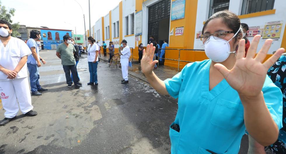 Un grupo de enfermeras protestó por implementos de seguridad en las afueras del hospital Dos de Mayo. (GEC / Gonzalo Córdova)