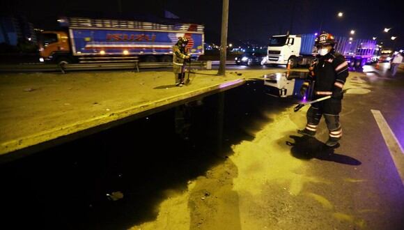 La noche del lunes se reportó el derrame de productos químicos en la Panamericana Norte. (Foto: César Grados/@photo.gec)