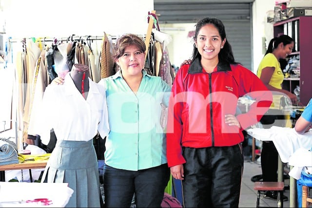 Trabajó varios años en una empresa y con su liquidación puso su negocio para confeccionar ropa, pero le robaron toda su maquinaria. Empezó de nuevo en Gamarra y ahora fabrica uniformes para colegios de Lima y provincias.