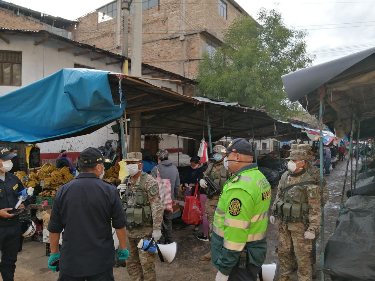Cajamarca. Policías y militares toman control de los mercados.