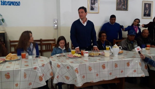 Renzo Reggiardo fue a misa y desayunó en Manchay antes de votar. Foto: Twitter