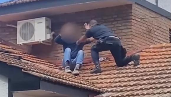 Tras una noche de fiesta, joven amanece en el techo de una casa y la policía lo despierta creyendo que es un ladrón. (Foto: Todo Noticias / YouTube)