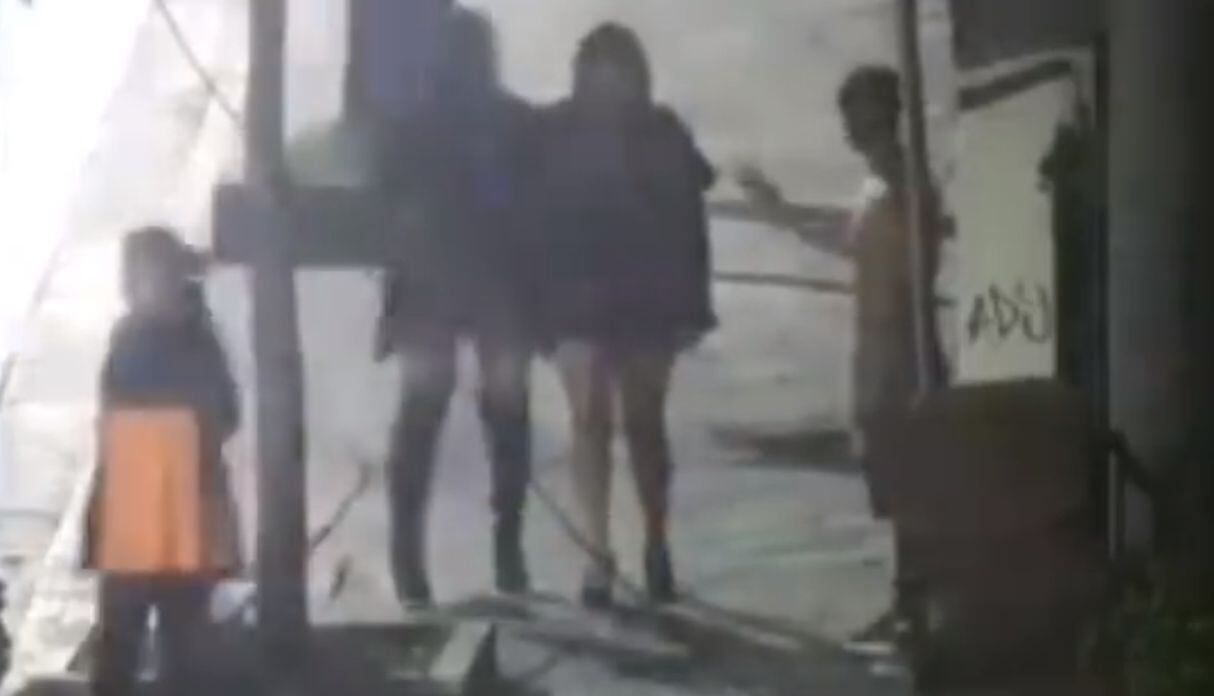 Hombre golpea brutalmente a dos mujeres en plena calle de Abancay. Video: Facebook / Ni una menos