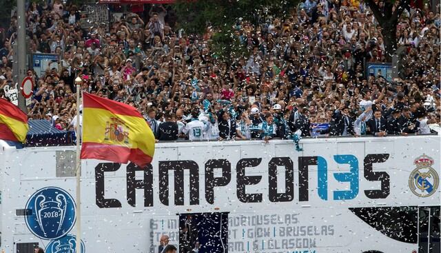 Jugadores recorren las principales calles de Madrid festejando una nueva Champions League.