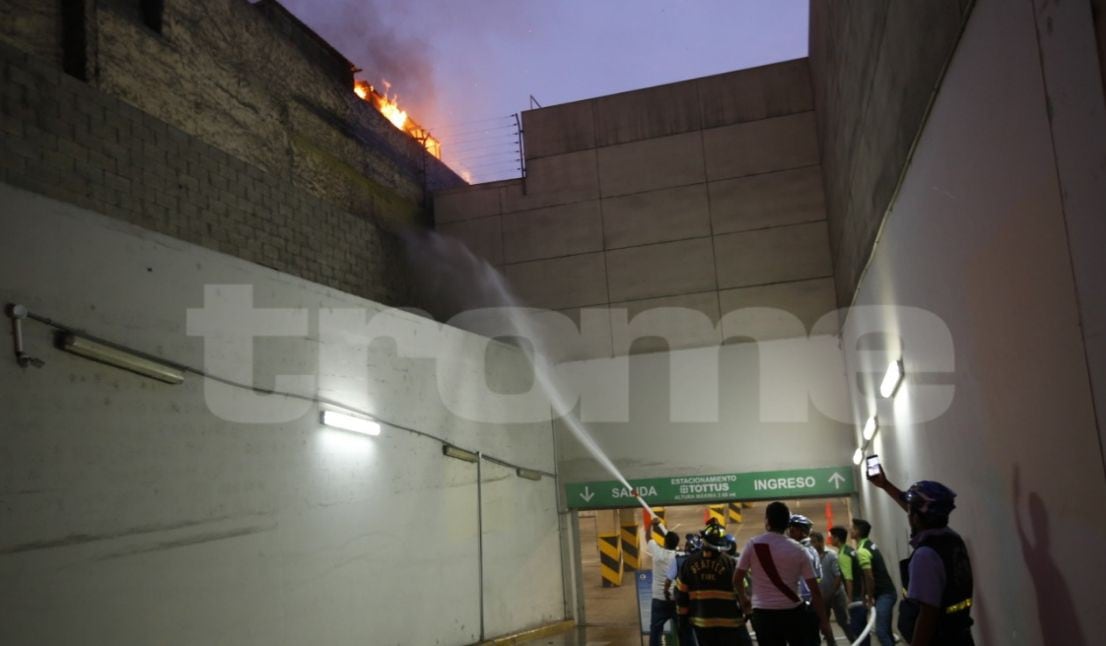 Incendio en almacenes de Tottus del Centro Lima alarmó a trabajadores y clientes (Fotos: Martín Herrera)
