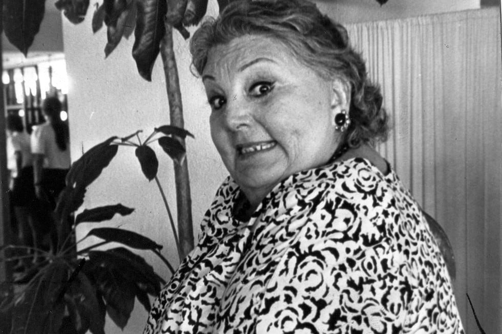 Alicia era una guapa muchachita que impactaba por su belleza y simpatía. Ya había hecho sus primeros pasos radiales y hasta había experimentado actuar en el radioteatro. Muy inquieta y dueña de una personalidad muy singular. Dominaba el baile, sabía participar como actriz en las comedias musicales, mejor dicho, se había ganado un lugar en aquel medio de la actuación y con luz  propia.