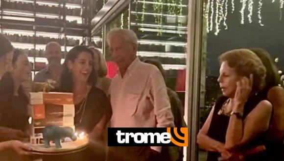 Patricia Vargas Llosa junto a su ex esposo en la celebración de su cumpleaños.
