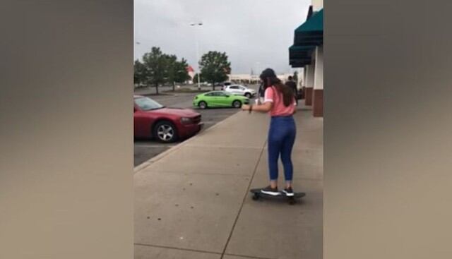 La joven estaba decidida a realizar el truco con un skate. (YouTube: Caters Clips)