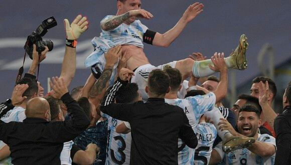 Todos lo buscaron: Lionel Messi fue agasajado ni bien Argentina se erigió campeón de la Copa América 2021 | (Foto: AFP)