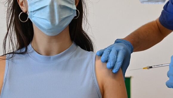Una mujer está siendo vacunada con la vacuna Pfizer-BioNTech en un Poliambulatorio Health Canter en la isla Pelagie de Lampedusa, en el sur de Italia, el 15 de mayo de 2021. (Foto de Alberto PIZZOLI / AFP)