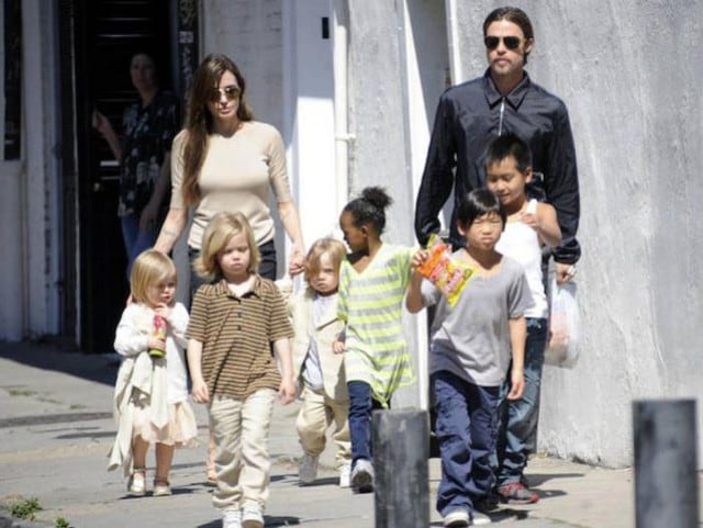 Brad Pitt y Angelina Jolie con sus hijos.