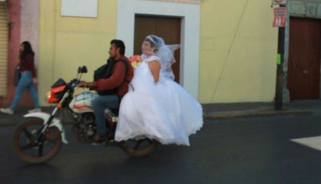 Un motociclista de buen corazón ayudó a una novia en apuros a llegar a tiempo a su boda en México