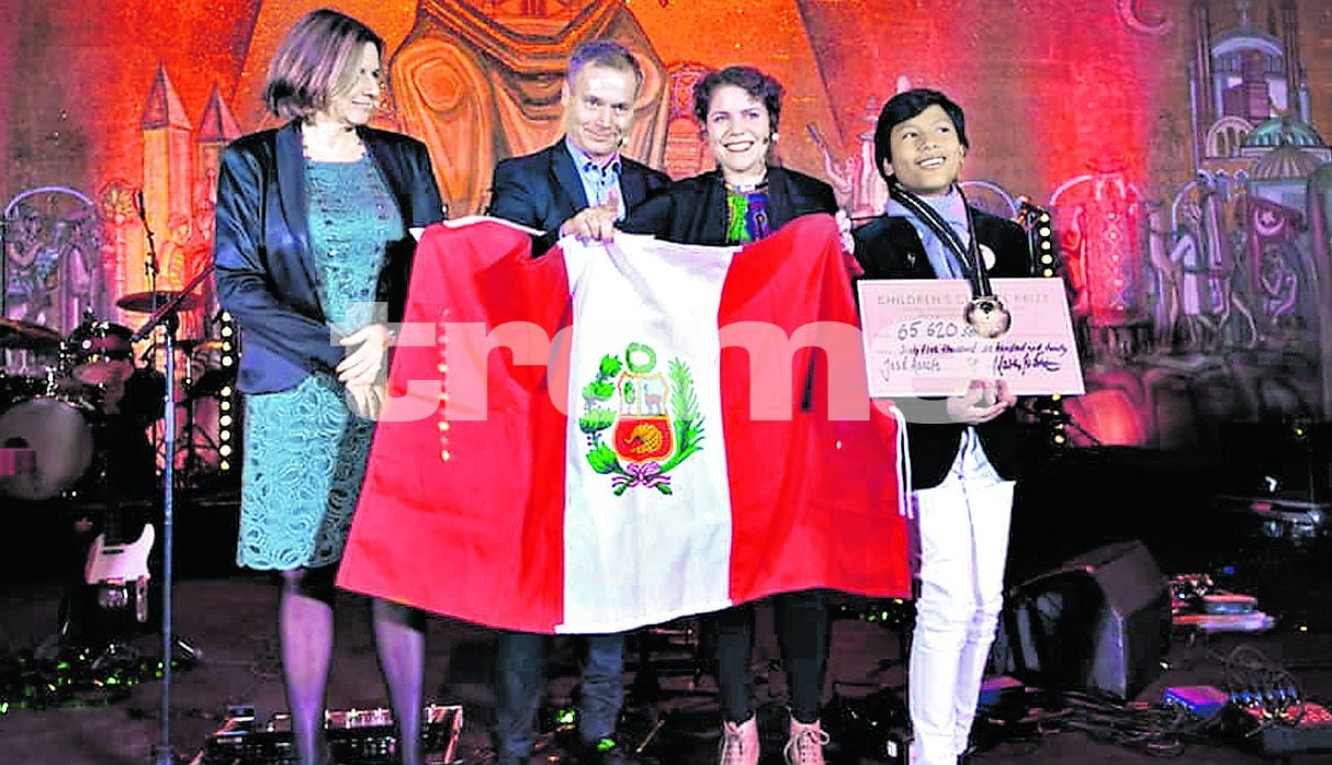 José Quisocala recibió reconocimiento por haber creado banco para chicos