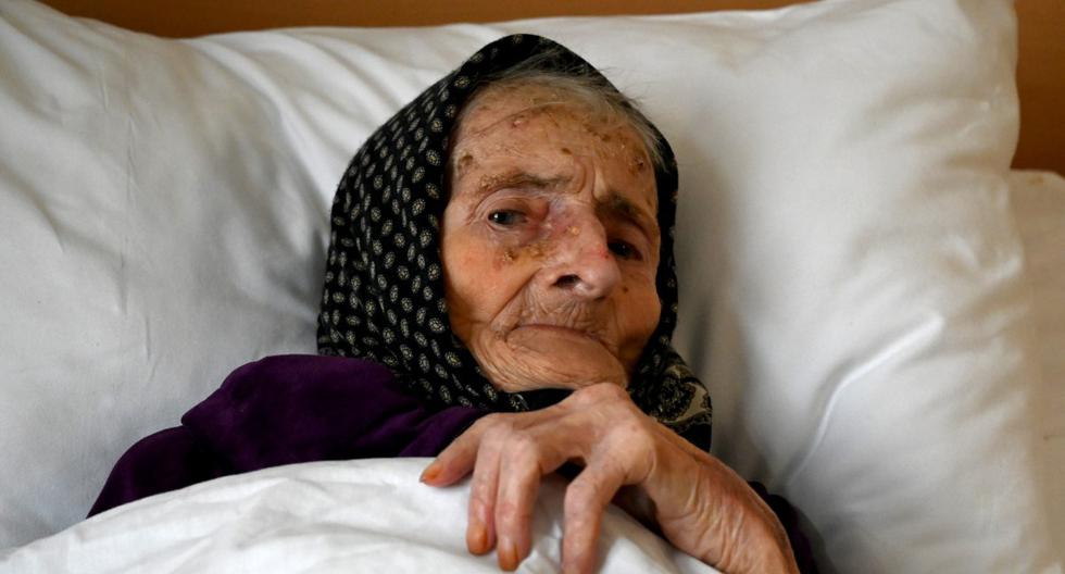 Margareta Kranjcec, de 99 años, descansa en su cama en un hogar de ancianos en Karlovac, Croacia, el 3 de diciembre de 2020. (DENIS LOVROVIC / AFP).