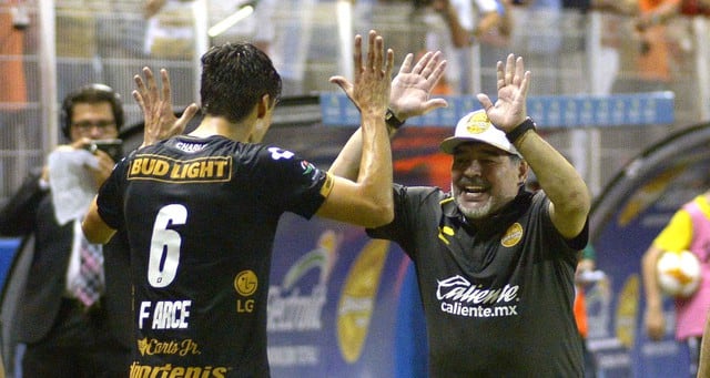 Diego Maradona celebró así su primer triunfo con los dorados de Sinaloa.