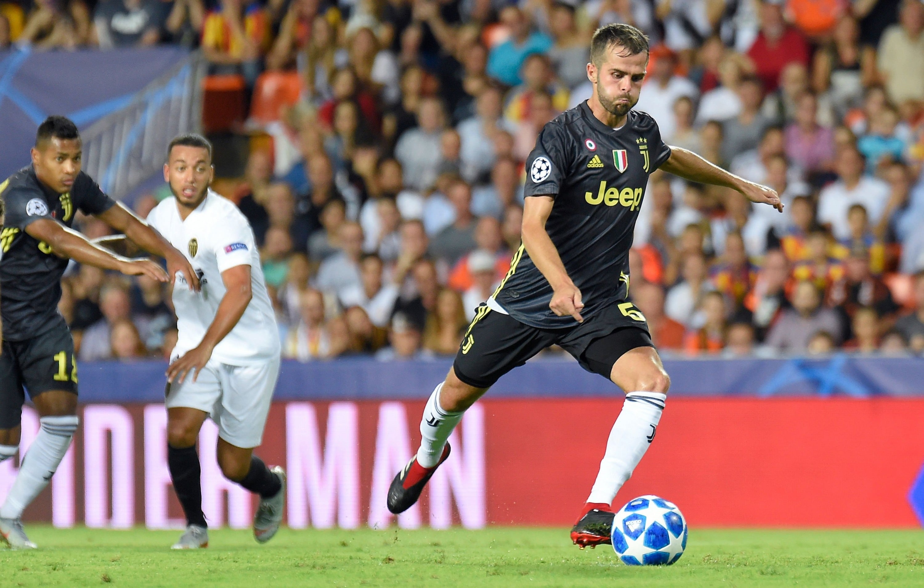 Pjanic anota dos goles para Juventus de tiro penal