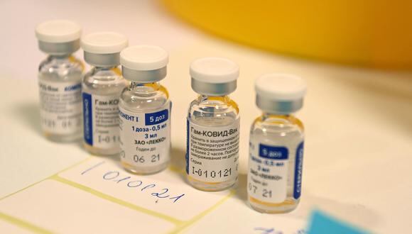 Cruz del Sur recordó que la vacuna Sputnik V ya cuenta con el registro sanitario en Digemid. (Foto: EFE)