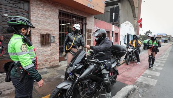 Motociclistas que usaban ciclovía de la avenida Universitaria fueron multados. (Foto: Municipalidad de Lima)