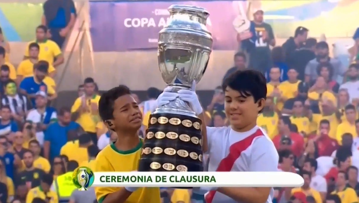 Niño brasileño se emociona al cargar la Copa América en ceremonia de clausura. (Fotos: Agencias)
