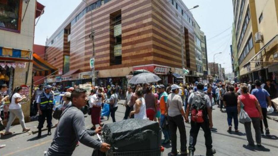 "Cuiden a sus hijos. Mesa Redonda y el Mercado Central esperan un millón de visitantes y los menores podrían extraviarse", alerta Abdul Miranda, gerente de seguridad ciudadana de Lima.
