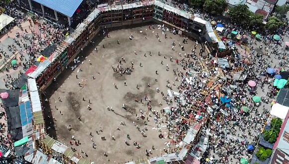 Vista aérea de la tribuna derrumbada en una plaza de toros en el municipio colombiano de El Espinal, suroeste de Bogotá, el 26 de junio de 2022.  (Foto por SAMUEL ANTONIO GALINDO CAMPOS / AFP)