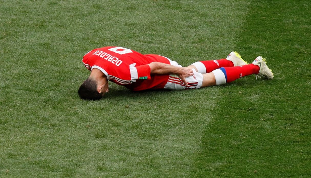 La lesión de Alan Dzagoev. (Fotos: Agencias)