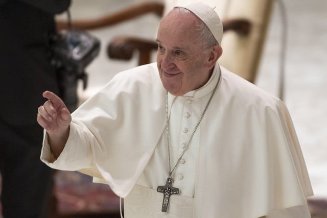 El sumo pontífice hace un gesto durante su audiencia general de los miércoles en la Sala Pablo VI en la Ciudad del Vaticano. (EFE/EPA/MAURIZIO BRAMBATTI).