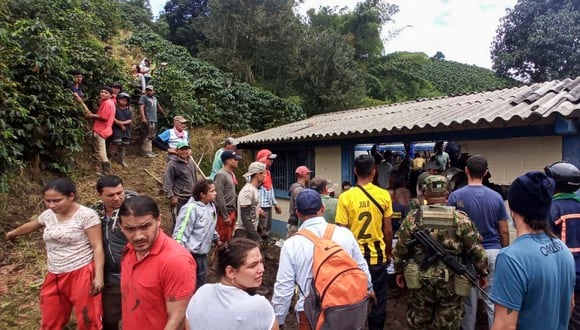 Los lugareños y los equipos de rescate intentan rescatar a los niños atrapados en una escuela después de un deslizamiento de tierra cerca del municipio de Andes, departamento de Antioquia, Colombia, el 14 de julio de 2022. (Foto de Antonio RODRIGUEZ / AFP)