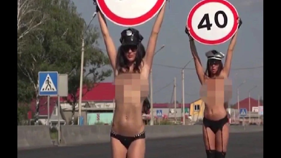 Mujeres en topless han ayudado a disminuir accidentes de tránsito en una viña de Rusia.