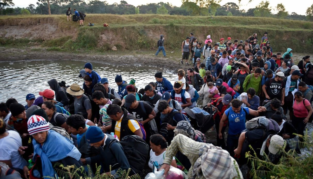 Cientos de migrantes cruzan en grupo el río Suchiate hacia México. (AFP).
