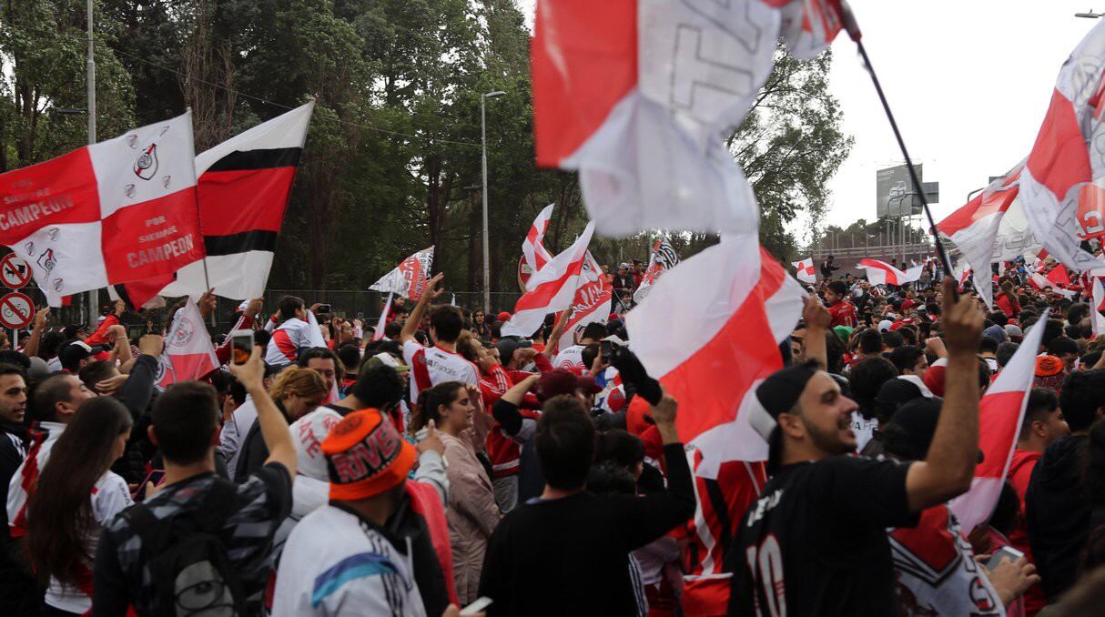 Miles de hinchas de River Plate dieron espectacular banderazo en el Monumental previo a superclásico con Boca Juniors.