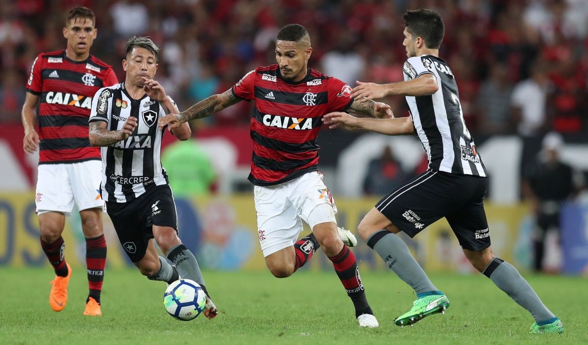 Con Paolo Guerrero, Flamengo ganó 2-0 a Botafogo y sigue como líder del Brasileirao