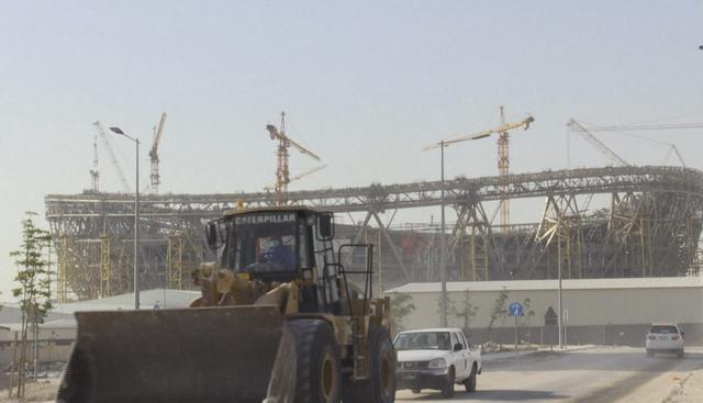 La agencia AFP presenció que las obras de construcción del estadio Lusail, donde se jugará la final del Mundial Qatar 2022, continúan en medio de la pandemia. (Captura: AFP TV)