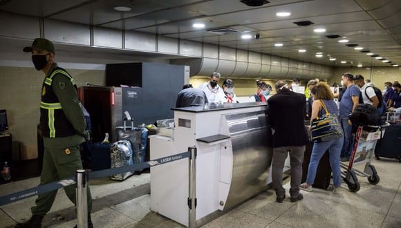 Un grupo de personas hacen fila para registrar su equipaje en el Aeropuerto Internacional Simón Bolívar, en Maiquetía. (EFE/MIGUEL GUTIERREZ).