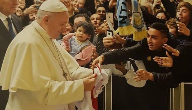 Papa Francisco: joven peruano le regaló una camiseta Blanquirroja (Fotos: Víctor Andrés Urquiaga Arroyo)