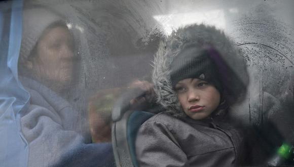 Un niño ucraniano mira por la ventana de un autobús en Korczowa, Polonia, el 5 de marzo de 2022. - Casi 1,37 millones de refugiados han huido de Ucrania en la semana desde la invasión, y más de la mitad se dirigió a Polonia, según la agencia de refugiados de la ONU. . (Foto de JANEK SKARZYNSKI / AFP)