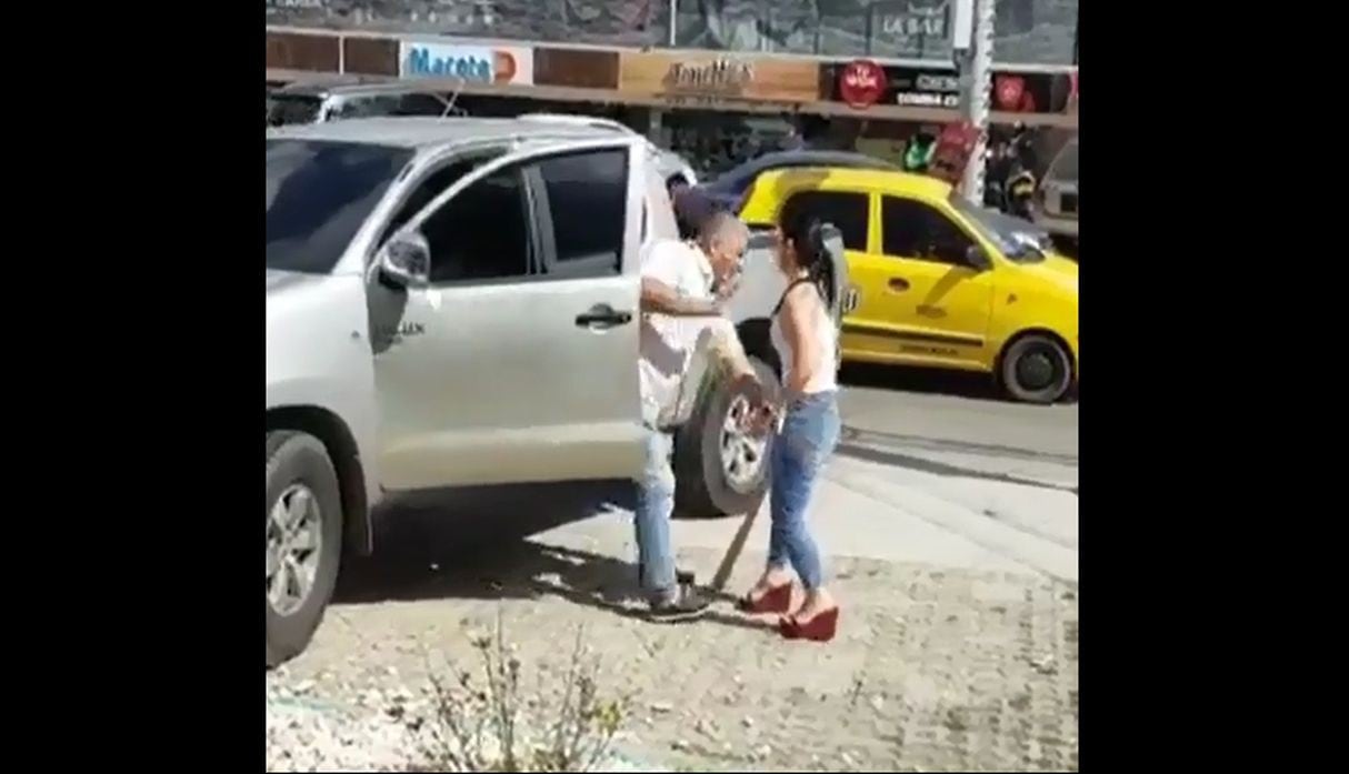 Una mujer descubrió a su esposo con la amante en una avenida muy transitada en Barranquilla. (Capturas: YouTube)