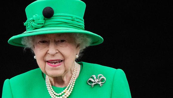 En esta foto de archivo tomada el 5 de junio de 2022, la reina Isabel II de Gran Bretaña sonríe a la multitud desde el balcón del Palacio de Buckingham. (FRANK AUGSTEIN / POOL / AFP).